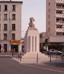 La statue "Le Répit" sur le carrefour avenue Henri-Barbusse - cours Emile-Zola