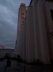 L'Hôtel de ville sur l'avenue Aristide-Briand, le soir