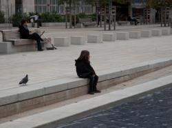 La place Lazare-Goujon, un bassin, un jour d'hiver