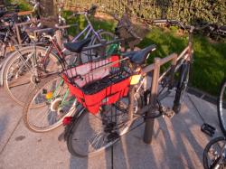 Un vélo avec un panier personnalisé rue Docteur Bouchut