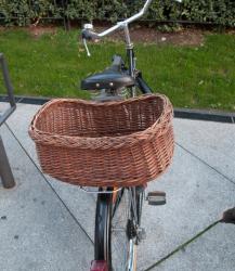 Un vélo avec un panier personnalisé rue Docteur Bouchut