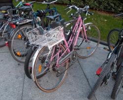 Un vélo avec un panier personnalisé rue Docteur Bouchut