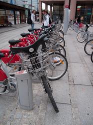 Une station Velo'v devant la Gare de la Part-Dieu