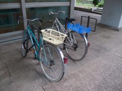 Un vélo avec un panier personnalisé devant la bibliothèque municipale