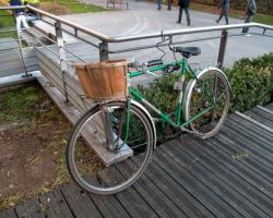 Un vélo avec un panier personnalisé devant la bibliothèque municipale