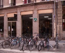 L'atelier mécanique cycle dans la rue Saint-Polycarpe