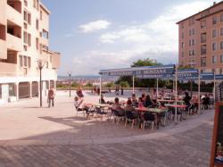 Le haut de la Montée de la Grande-Côte : une terrasse de café