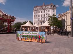 Exposition de produits régionaux "A vous le Forez" sur la place Antonin-Jutard