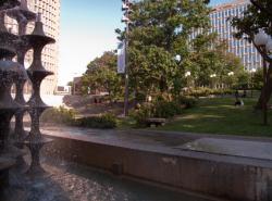 La place Charles de Gaulle et la fontaine