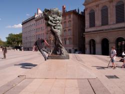 Garçons faisant du skate et du scooter sur la place Louis-Pradel