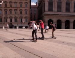 Garçons faisant du skate sur la place Louis-Pradel