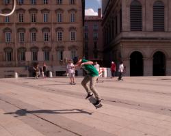 Garçons faisant du skate sur la place Louis-Pradel