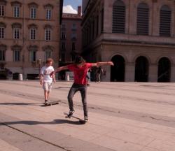 Garçons faisant du skate sur la place Louis-Pradel