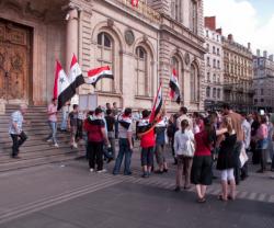 Manifestation prodémocratique syrienne sur le perron de l'hôtel de ville, place des Terreaux