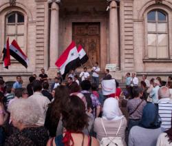 Manifestation prodémocratique syrienne sur le perron de l'hôtel de ville, place des Terreaux