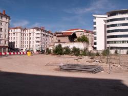 Chantier de prolongement de la rue Mouton-Duvernet et de la T4 au carrefour des rues Paul-Bert et de la Villette : maison isolée