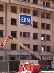 Chantier de prolongement de la rue Mouton-Duvernet et de la T4 au carrefour des rues Paul-Bert et de la Villette : immeuble en cours de démolition