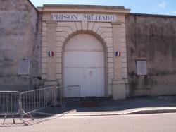 La porte de la Prison Montluc vue depuis la rue Jeanne Hachette
