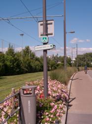 La Ligne de l'Est (T3) et la piste cyclable de Meyzieu à la Part-Dieu vues depuis la rue Jean-Pierre Lévy