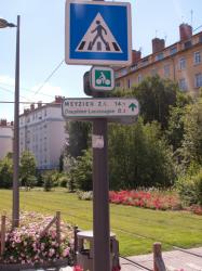 La Ligne de l'Est (T3) et la piste cyclable de Meyzieu à la Part-Dieu vues depuis la rue Jean-Pierre Lévy