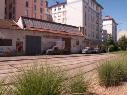 La Ligne de l'Est (T3) et 3 Peugeot de type 203 Plateau-cabine vues depuis la rue Jean-Pierre Lévy