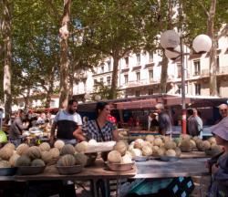 Marché de la place Guichard, étal de fruits et légumes