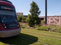 Rue Jean-Pierre Lévy : mur peint La Résistance le long de la ligne T7