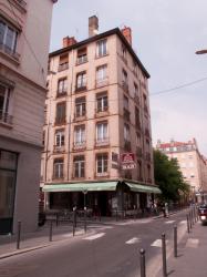 Un immeuble avec un café rue Sébastien-Gryphe