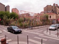 Le jardin nomade Brin d'Guill' : un jardin de quartier partagé vu depuis la rue Sébastien-Gryphe