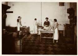 [Cuisine de la soupe populaire, Villeurbanne, vers 1936]