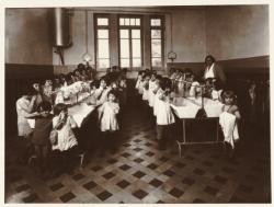 [Internat primaire rural de Villeurbanne La toilette matinale, vers 1934]