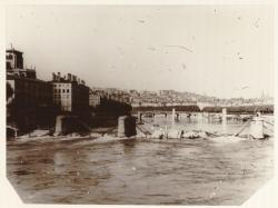 [Le pont Bonaparte, la passerelle du Palais de Justice, le pont Maréchal Juin, détruits pendant la guerre]