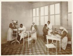 [Service d'Oto-rhino-laryngologie (Dr Proby) Villeurbanne, examen des enfants, vers 1934]