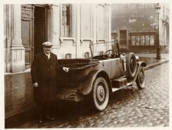 [Voiture stationnée sur le quai de la Guillotière, au croisement de la rue de Bonnel]