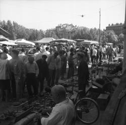 [Allée du marché aux puces envahie de chineurs]