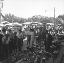 [Allée du marché aux puces envahie de chineurs]