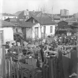 [Deux maisonnettes entourées d'objets]