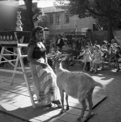 [Zorka Kostich et la chèvre Marguerite]