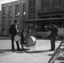 [Les musiciens devant le Théâtre de la Cité]