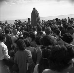 [La Procession stoppe devant la mer]