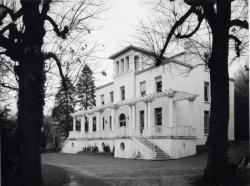 [Extérieur de la maison de l'enfance de Ménival]