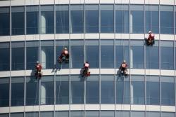 [Les escaladeurs du mur de verre de la Tour Oxygène]