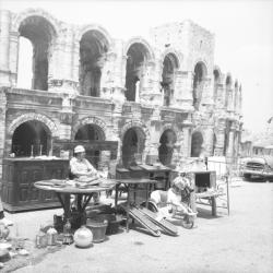 [Marché aux puces d'Arles : Brocanteur sur son stand]