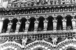 [Basilique Notre-Dame de Fourvière : galerie des anges cariatides]