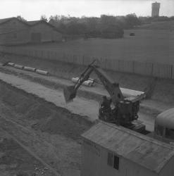 [Préparation des tranchées par un ouvrier installé dans une pelleteuse]