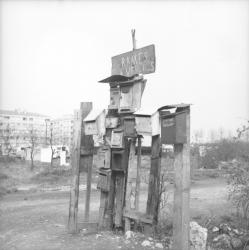 [Série de boites aux lettres annonçant l'entrée du bidonville]