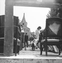 [Dos de chaises et fronton d'église]