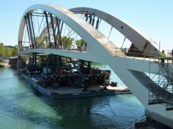 Tablier du Pont Raymond-Barre soutenu par des Kamags