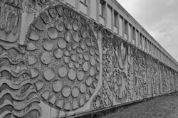 Campus de la Doua : bas-relief sur béton de Morog (1970)
