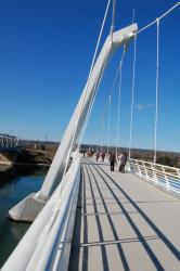 Passerelle Nelson-Mandela reliant Décines-Charpieu à Vaulx-en-Velin